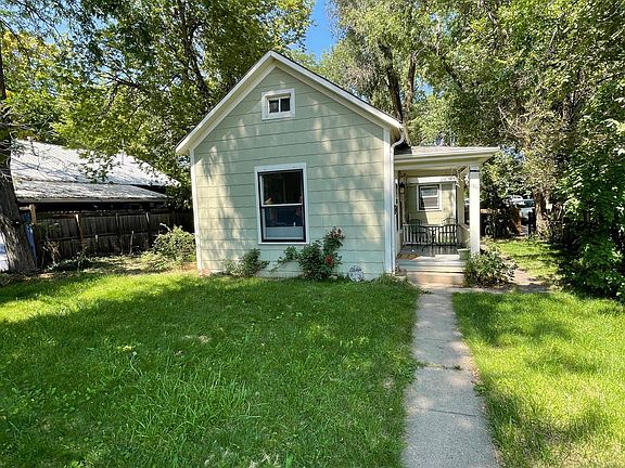 Grassy and shady front yard!