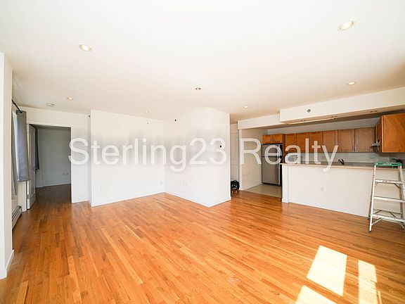 4th image of 25-50 Crescent St #C2c