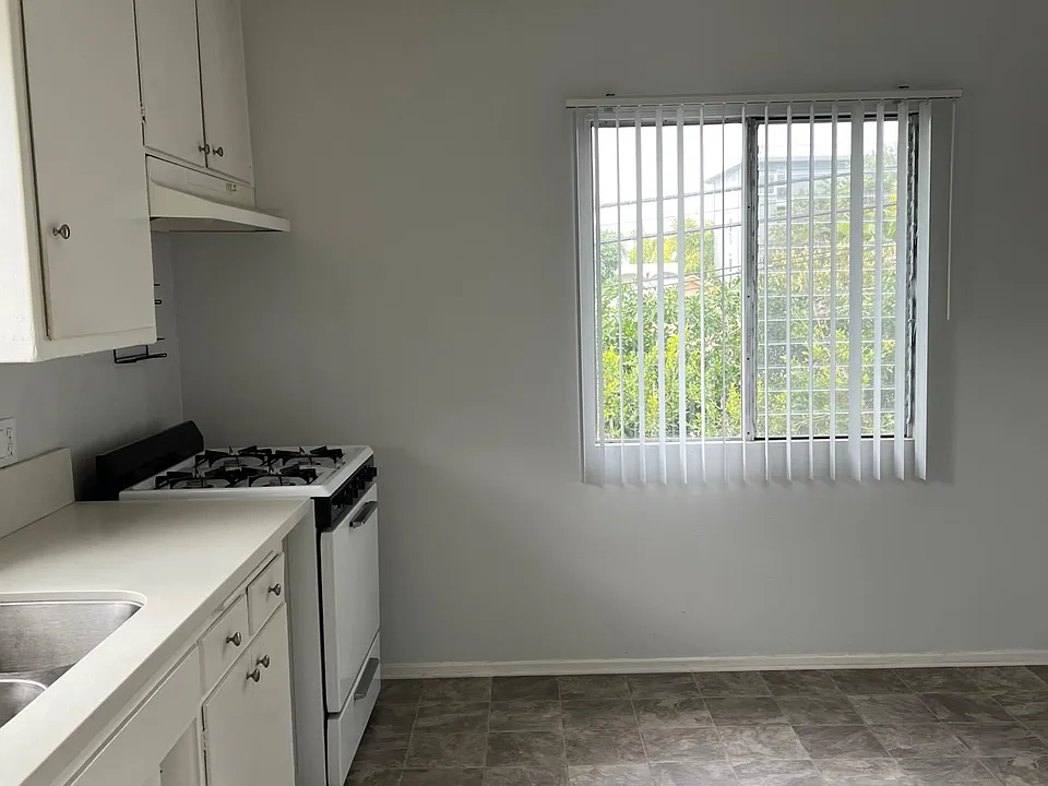 1035 N Edinburgh Ave #11B