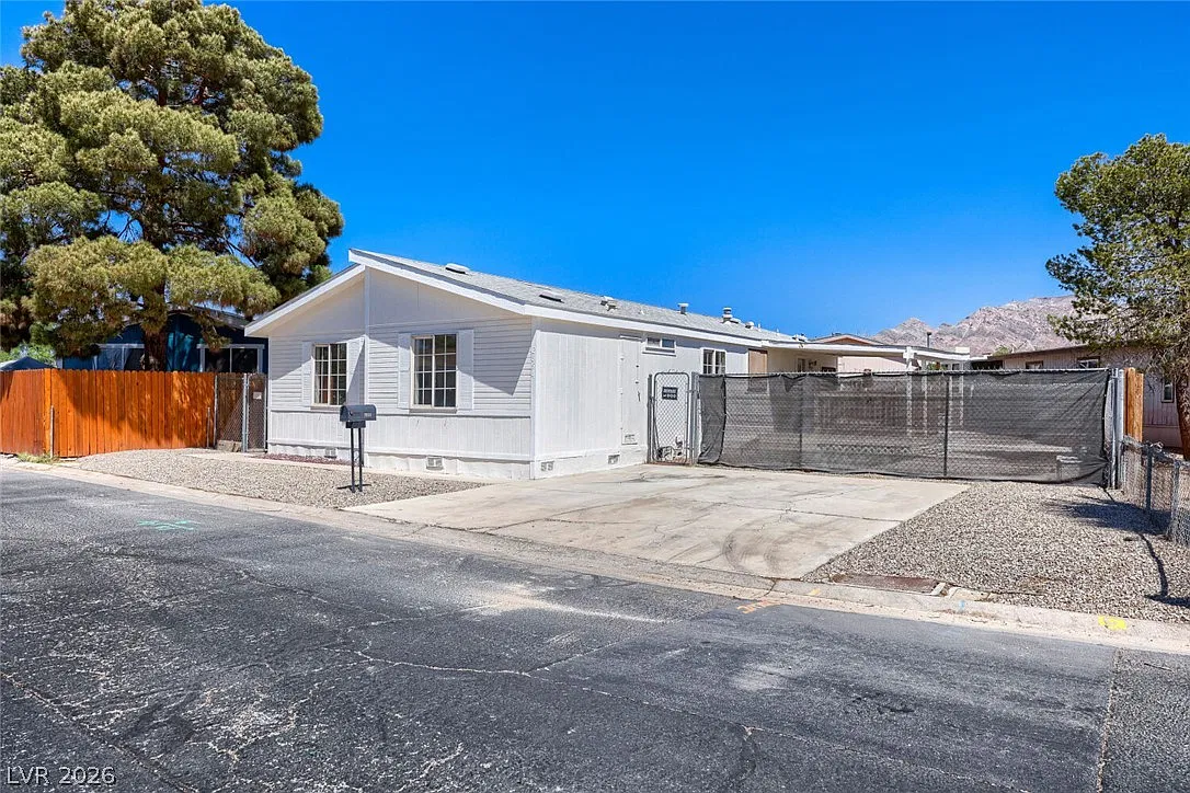 3 bed, 2.0 bath, 1313 sqft, $1,975 — Photo 3