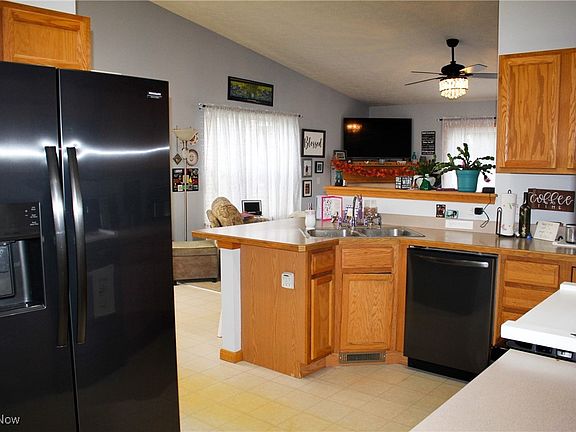 4th image of 1201 Chaucer Cir