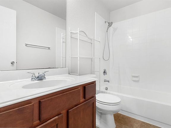 4th image of 1513 Black Maple Dr
