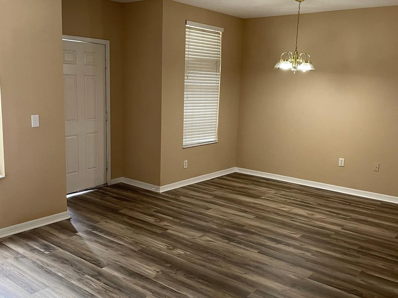 1558 Blue Magnolia Rd — Photo 2