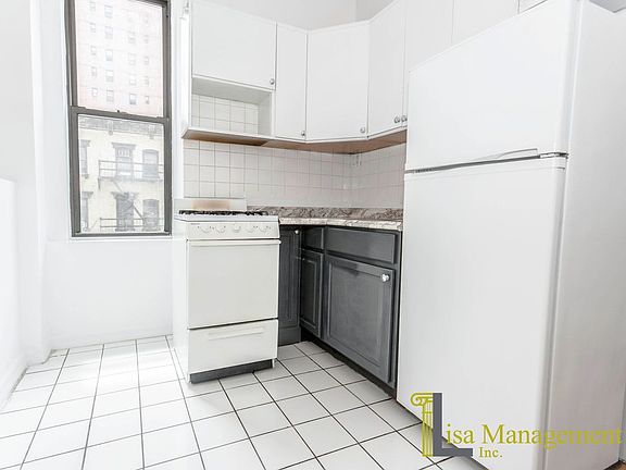 3rd image of 253 E 52nd St #4E