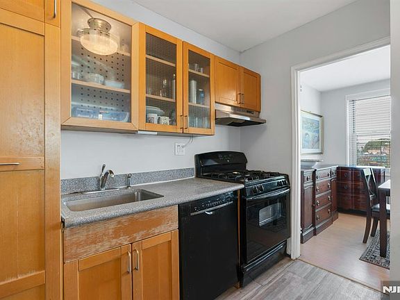 3rd image of 2100 Linwood Ave APT 3S