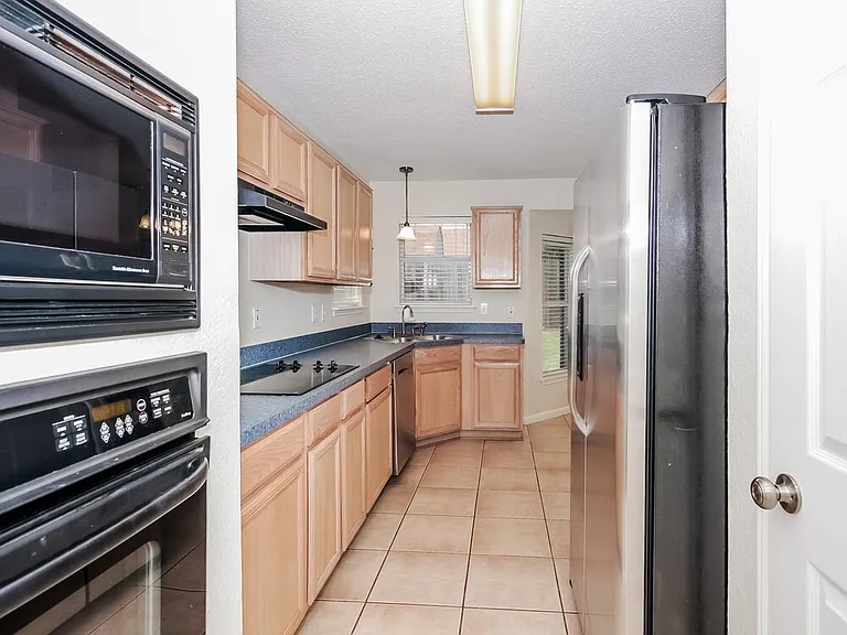 925 Comiskey Ct — Photo 7