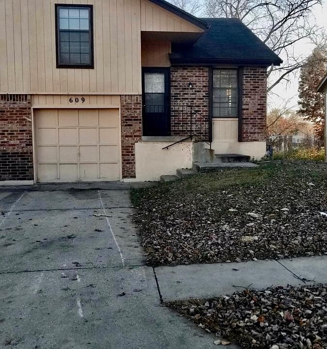 1st image of 609 E 97th Ter