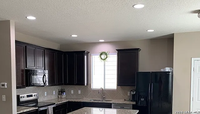4 bed, 2.5 bath, 2216 sqft, $2,200 — Photo 4