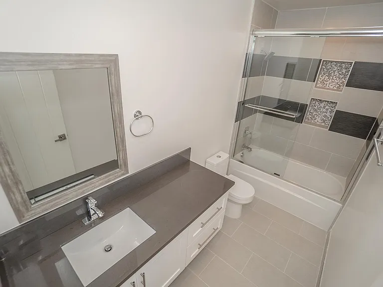 2631 S La Salle Ave — Photo 12