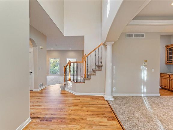 5th image of 102 Parkwild Dr