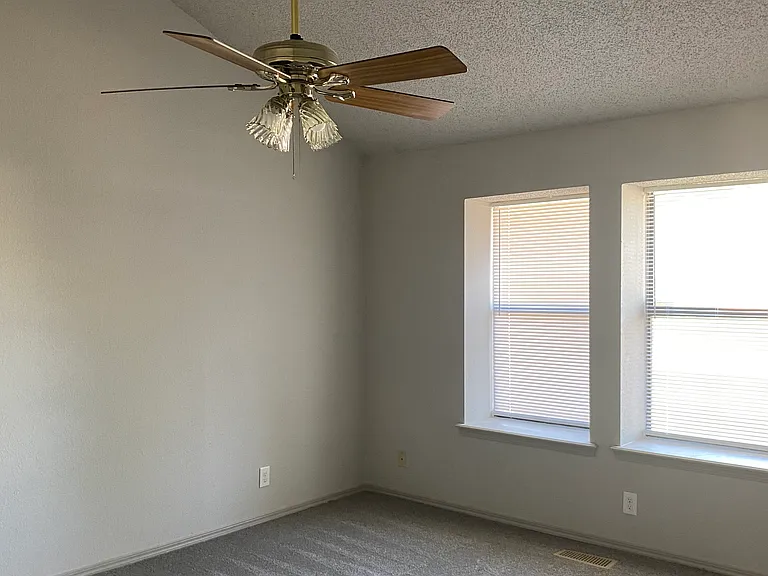2212 S Fir Ave — Photo 7