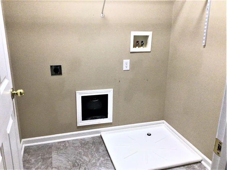 324 Highgate Cir — Photo 18