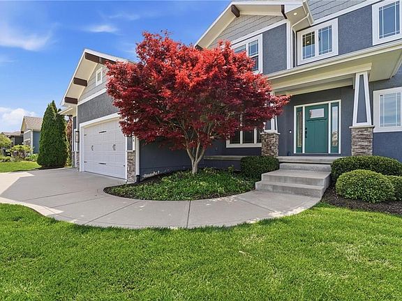 4th image of 324 SE Mill Creek Dr