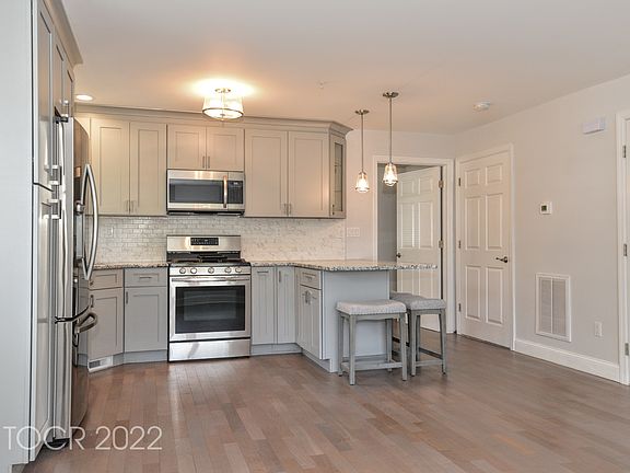 5th image of 270B Broadway #B