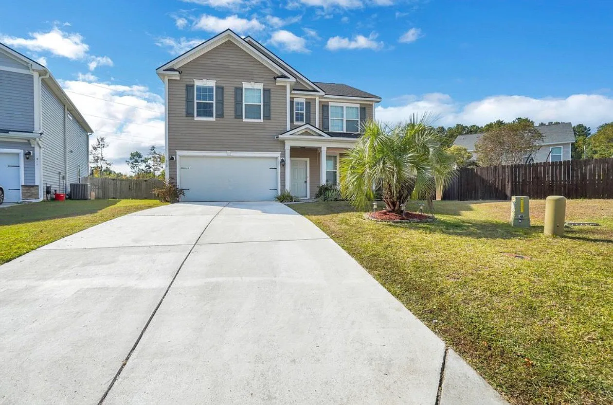 5 bed, 3.5 bath, 2872 sqft, $3,000 — Photo 1