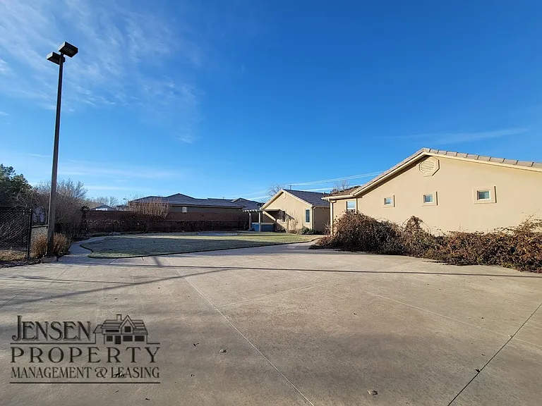 255 S 1150 W — Photo 40