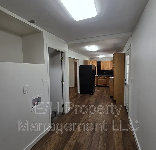 1121 E Luther St — Photo 12