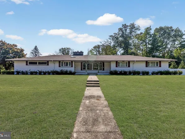 8 Lake Dr, Freehold, NJ 07728