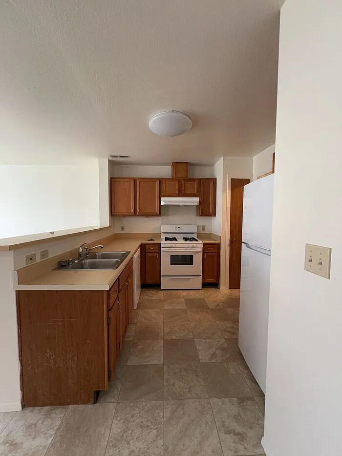 3 bed, 2.5 bath, 1328 sqft, $1,696 — Photo 4