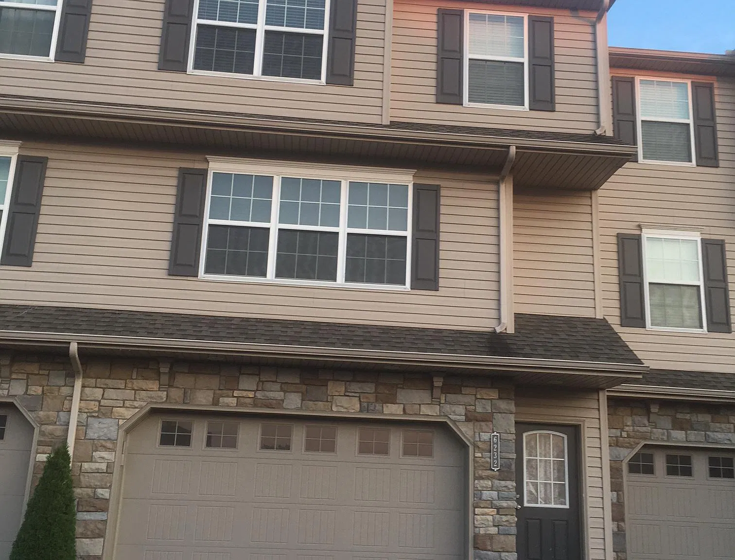 3 bed, 2.5 bath, 2001 sqft, $2,100 — Photo 1