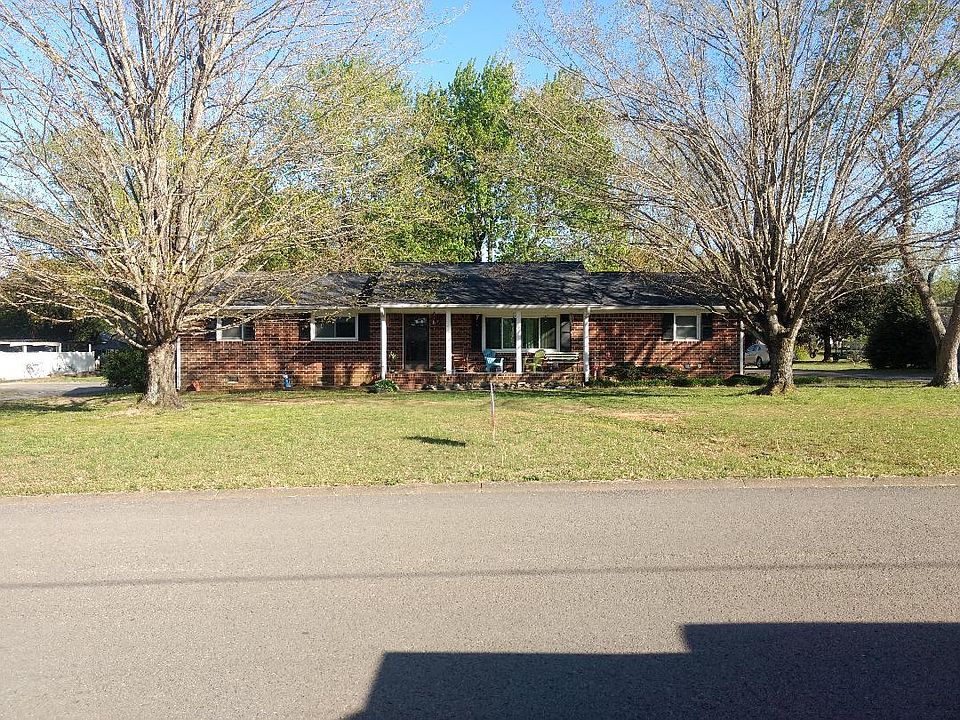 1st image of 810 Brookhaven Cir