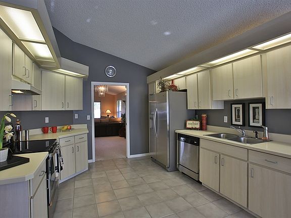 4th image of 573 Crooked Stick Dr