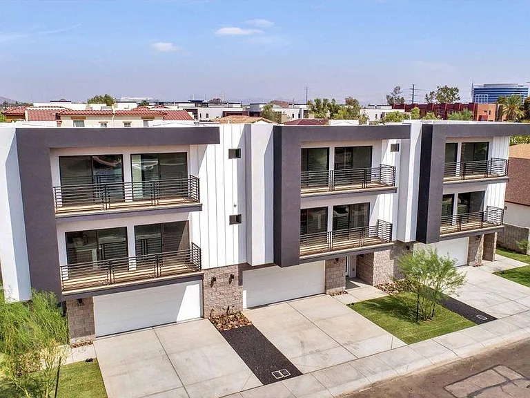 524 W Brown St — Photo 2