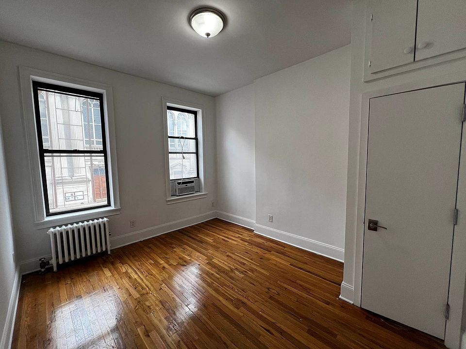 2nd image of 26 Carmine St APT 2e