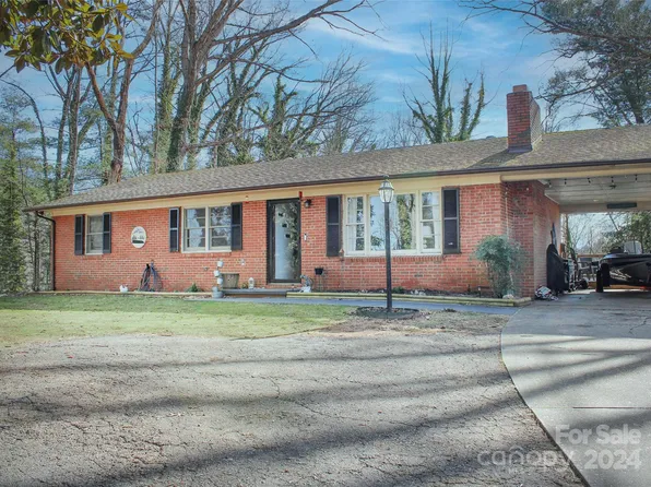 200 Forest Hill Dr, Marion, NC 28752