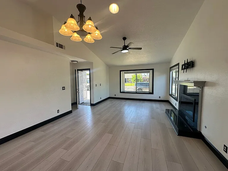 365 Diane Ct — Photo 2