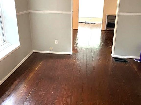 5th image of 219 E Oak St