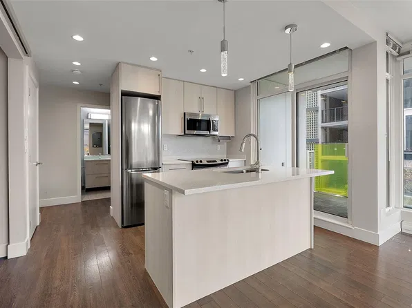 1090 Johnson St #409, Victoria, BC V8V 0B3