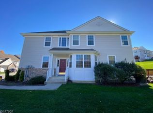 27 Black Bear Ct, Hamburg, NJ 07419