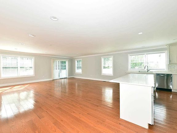 4th image of 10 Dunes Ln