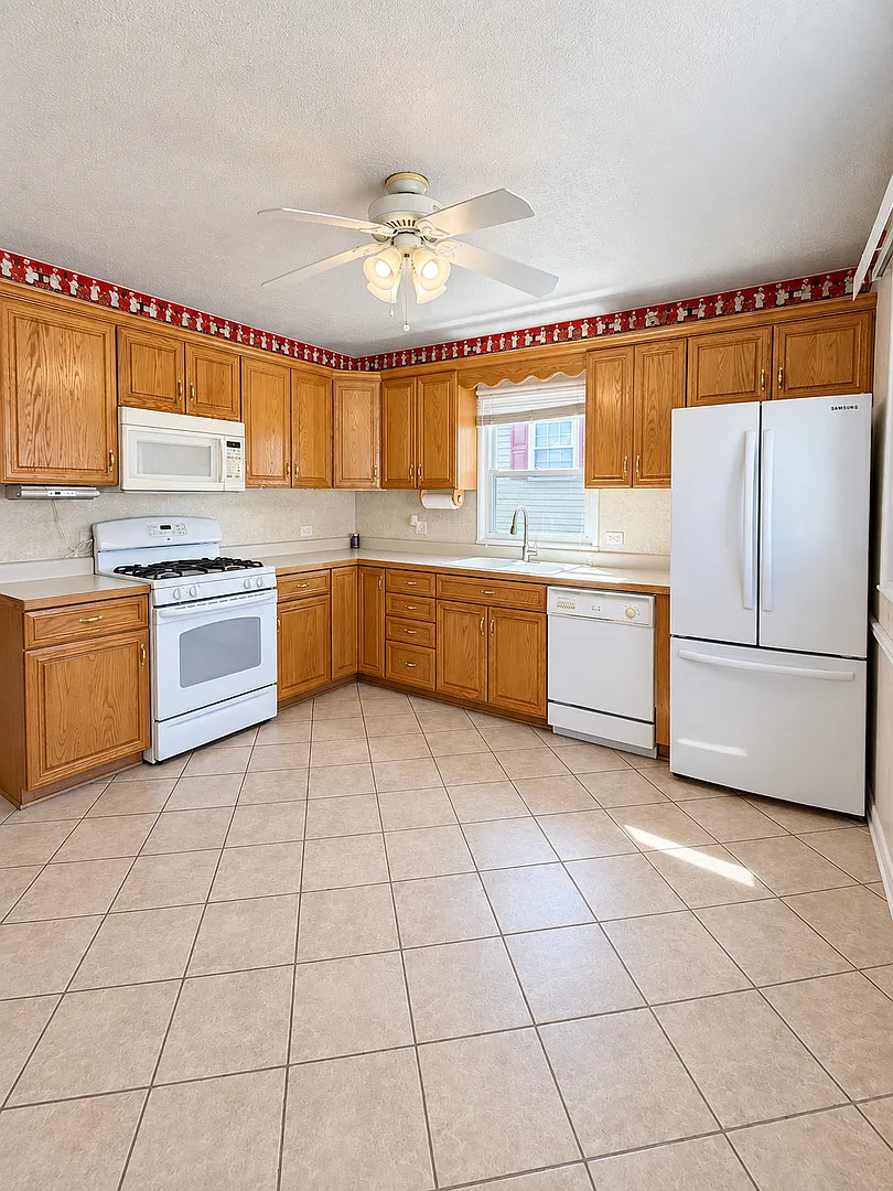 3 bed, 1.5 bath, 1394 sqft, $2,700 — Photo 3