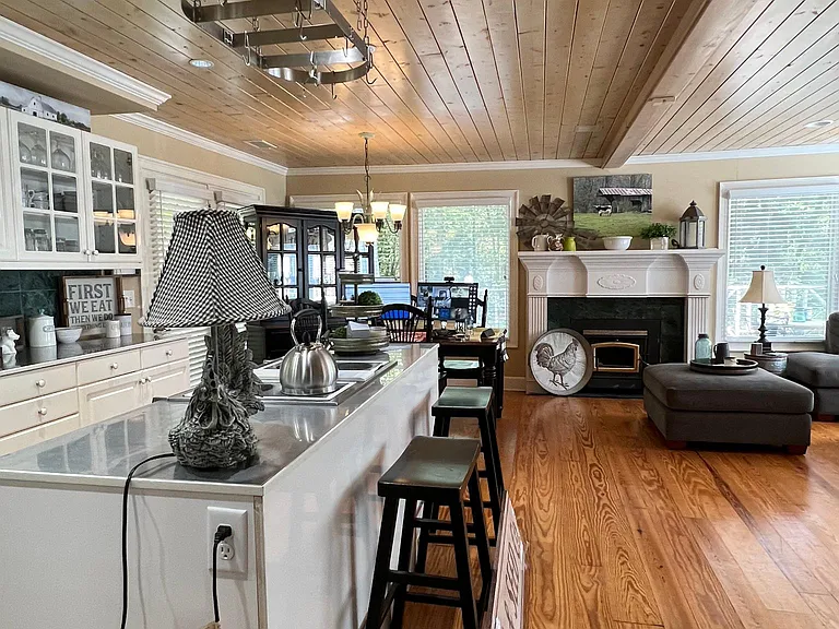 6975 Jones Mill Rd — Photo 2