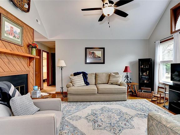 4th image of 104 Mirror Lake Dr