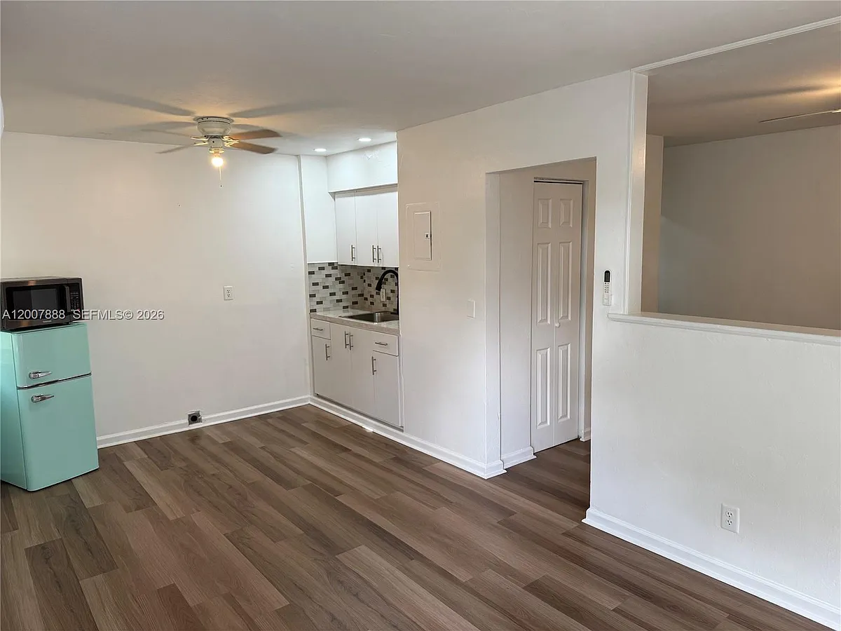Building Photo - 645 NE 35th St #1