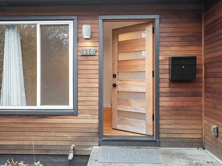 6358 NE 37th Ave — Photo 3