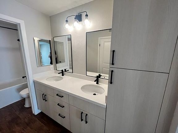 4th image of 7661 Beverly Blvd #142