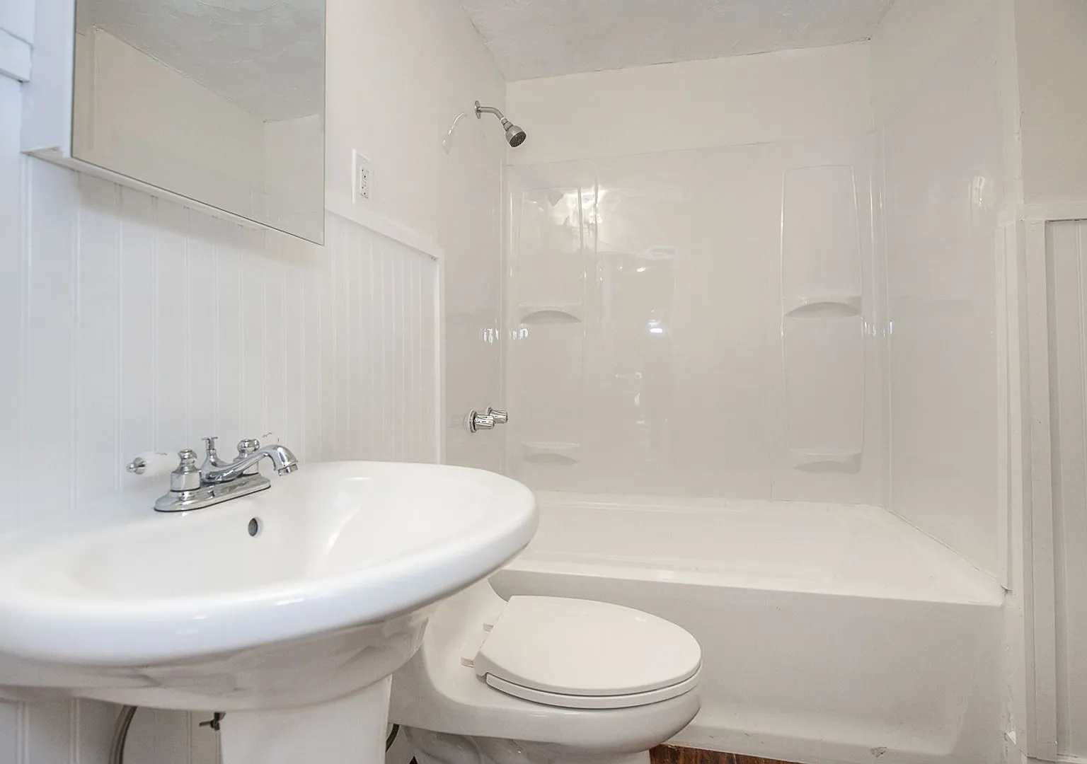3 Bedroom/2 bath Single House!! Euclid — Photo 4