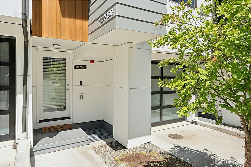 3rd image of 10762 SE 1st Drive #22