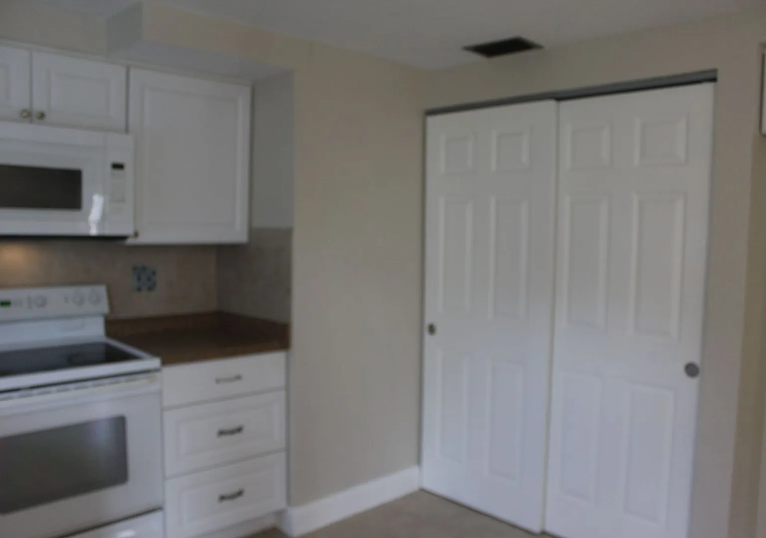 1 Bedroom 1 bath all utilities incl. Apt. — Photo 3