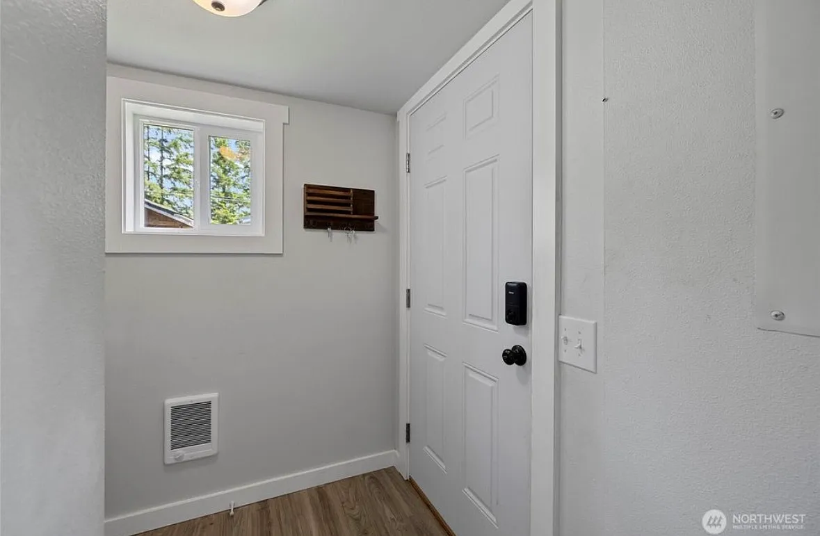 2 bed, 700 sqft, $2,100 — Photo 4