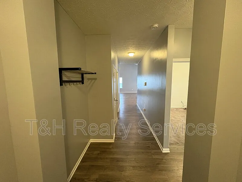 3 bed, 2.0 bath, 1849 sqft, $1,900 — Photo 3