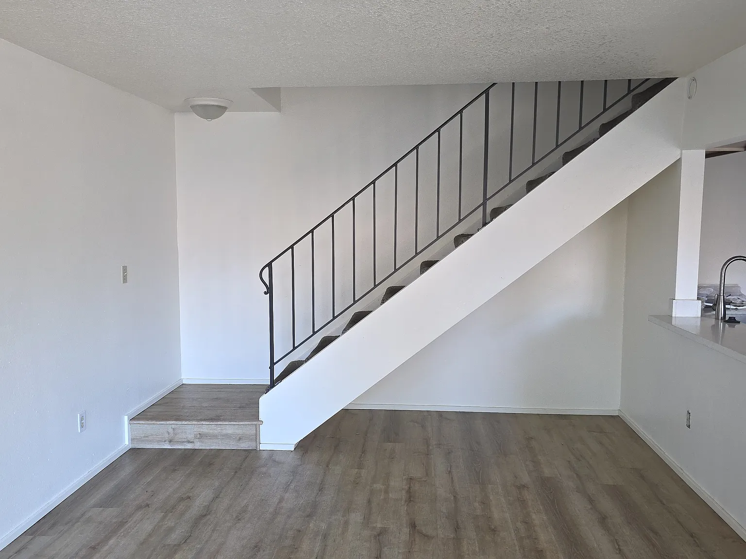 2 bed, 1050 sqft, $1,650 — Photo 4