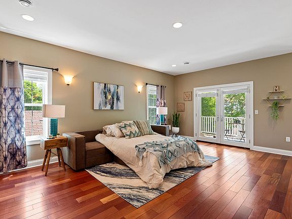 3rd image of 224 E Lloyd St #2