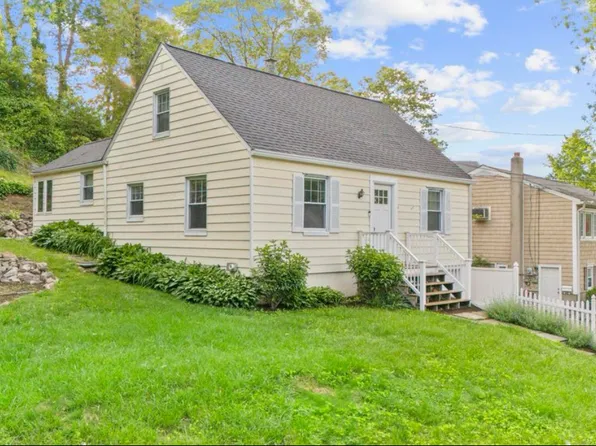 4 Buttonball Trl, Norwalk, CT 06851