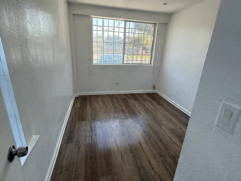1348 E 23rd St #1 — Photo 4