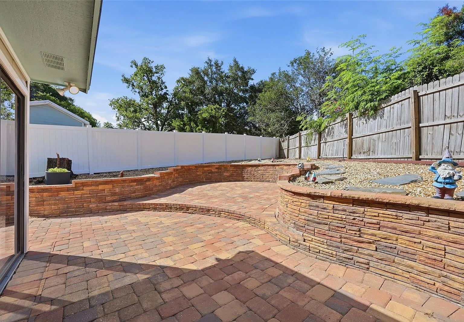 3 bed, 2.0 bath, 1932 sqft, $2,700 — Photo 3